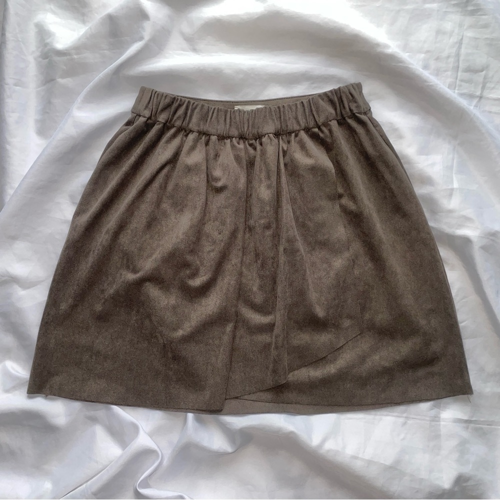 like new!! WILFRED FREE faux suede wrapped mini skirt
